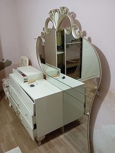 Klassik üslubda ağ rəngli yataq otağı mebel dəsti Tərkibi: - Güzgülü — 2