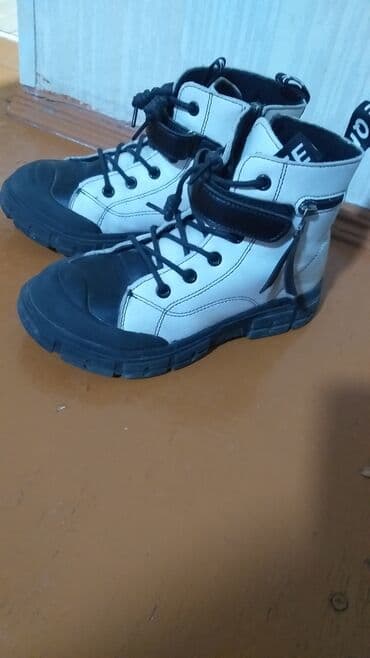 ayaggabı: Ağ və qaradı .qız uşaqlarının ayaqqabısıdı arxasında yazılan razmer — 2