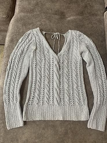 kəsikli kişi sviteri: Boz rəngdə, klassik hörgü naxışlı qadın sviteri. - Model: V-şəkilli — 3