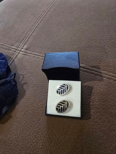 gumuş bilərziklər: Dəyirmi, oval formalı, qara və gümüşü rəngli manjet düymələri. Hər bir — 3