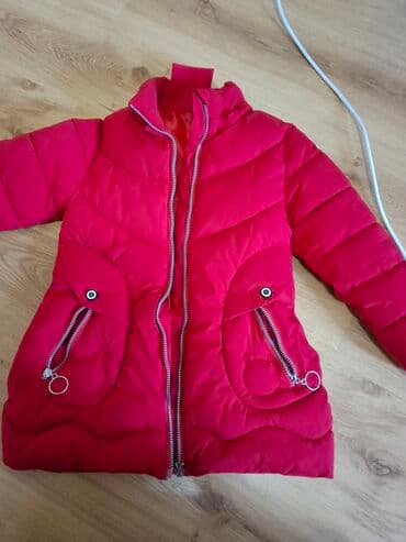 qız üçün donlar: Uşaq üçün qış gödəkçəsi – parlaq qırmızı rəngdə, qalın dolğulu, isti — 1