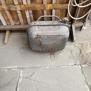 Məhsul: Köhnə metal bidon/kanistr Təsvir: - Material: qalın metal