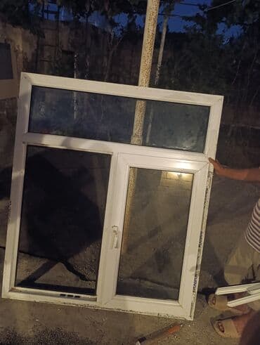 qapı və pəncərələr: Bu ağ rəngli PVC pəncərə iki şüşəli, iki hissəli dizayna malikdir — 1