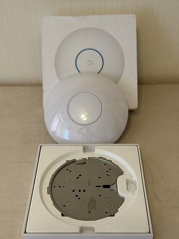 Ubiquiti UniFi AP (dairəvi tavan/ divar tipli Wi‑Fi access point) — 1