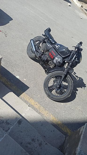 qar tekeri: Unikal dizaynlı kafe-reyser üslubunda tüninq edilmiş motosiklet - Mat — 2