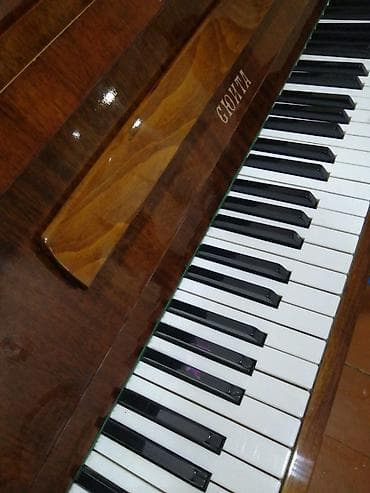 elektro akustik gitara: Şəki şəhərində təcili olaraq qəhvəyi rəngli, əyməayaq "Suita" pianosu — 2