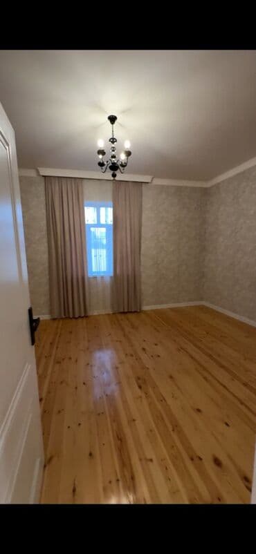 Kirayə mənzillər: Satılır: geniş daxili planlı, işıqlı mənzil/ev Xüsusiyyətlər: - Geniş — 3