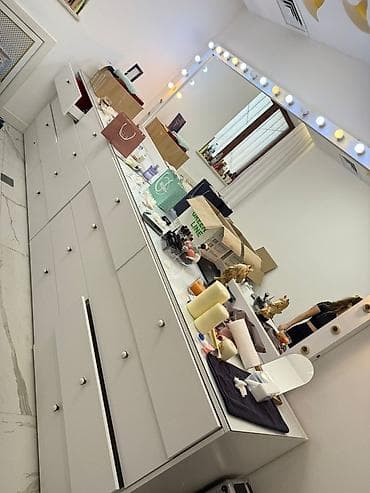 Ağ rəngdə salon/estetik kabinet üçün geniş saxlama modulu və böyük