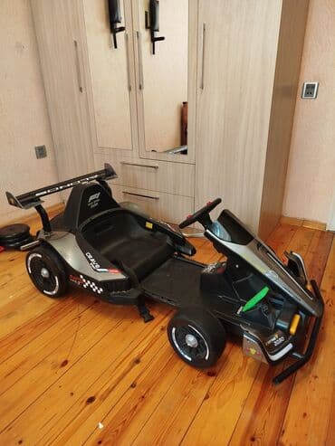 uşaq maşınlar: Qara və gümüş rəngli, Formula 1 dizaynlı uşaq elektrik avtomobili — 1