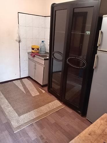 Гаражи: Kirayə verilir: 2 otaqlı mənzil - Geniş zal: divan, stul və masa ilə; — 4