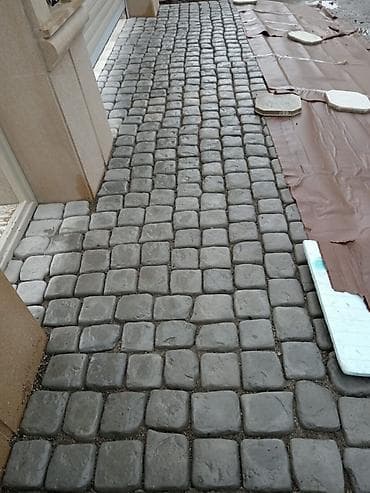 Təbii daş görünüşlü beton ayaqdaşları – həyət, bağ, giriş yolu və
