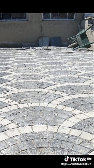 34 kv var. Kim istəsə zənk edə bilər. 050-327-83-42 - Tətbiq