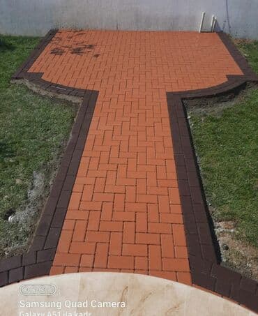Dekorativ daşlar: Fərqli rənglərdə düzbucaqlı formalı kərpiclərdən ibarət səki. Əsas