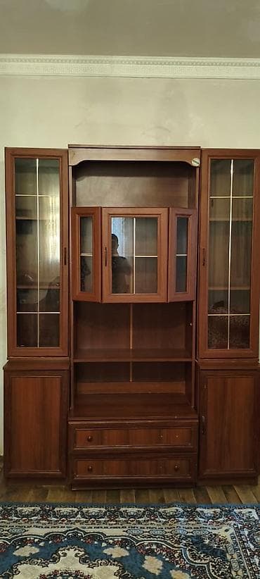 Klassik üslubda iri divar vitrini/sekretar. Tünd qoz rəngində, şüşəli