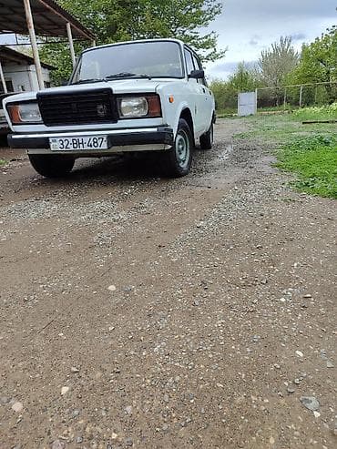 VAZ 2107 sedan – ağ rəng, 4 qapı.zavidisəoy masindi maşın çox