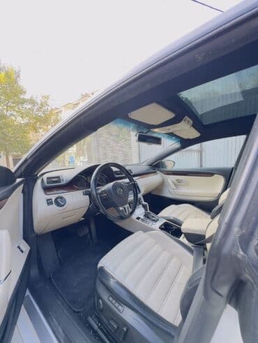 фольксваген пассат сс: Volkswagen CC, ağ kuzov və açıq rəngli-süet/deri kombinasiyalı salon — 2