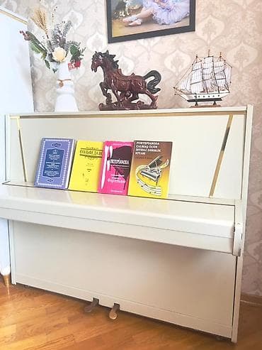 Akkustik upright piano – klassik dizaynlı, krem rəngdə korpus və