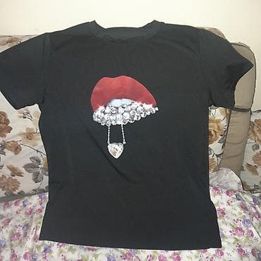 xonca bezekleri: Qara qısaqollu T‑shirt - Ön hissədə qırmızı dodaq printi və parlaq daş — 1