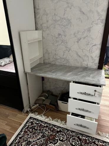 белый рабочий стол: Компьютерный стол, Нераскладной, Прямоугольный стол — 2