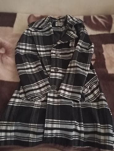 Paltolar: Qadınlar üçün qara-ağ-boz rəngli xətli naxışlı palto. - Klassik — 1