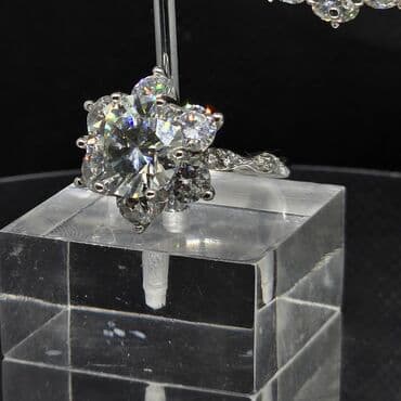 gumuş əşyaları: Dəstə daxildir: Üzük, Sırğa, Gümüş, 925 Əyar — 6