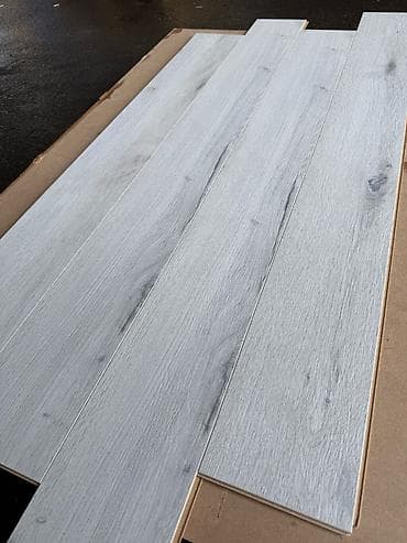 istilik paneli: Açıq-boz rəngli laminat döşəmə panelləri - Realistik ağac teksturalı — 1