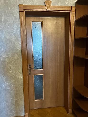 Qapılar təbii ağac teksturalı (palıd və ya qoz rəngi çalarlarında)