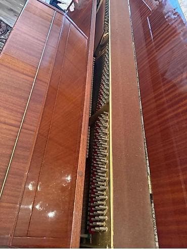 Akustik pianino - Korpus: parlaq cilalanmış ağac finişi, klassik