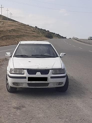 Ağ rəngli sedan avtomobil Avtomobil zapcast kimi satılır real alıcıya