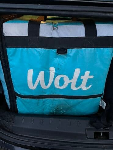 Wolt markalı, yemək çatdırılması üçün nəzərdə tutulmuş termal çantası