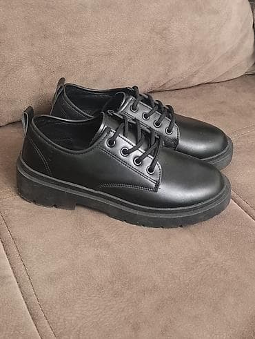 Qara dəri/eko-dəri klassik bağlamalı ayaqqabı.38,5 razmer - Rəng: tam