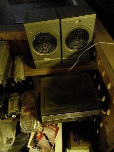 divarda fiqurlar: Dairəvi formada, metal materialdan hazırlanmış bəzək qalxanı. Üzərində — 2