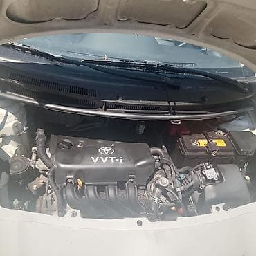 yaris: Toyota Yaris 5 qapı, ağ rəngdə hatchback. Mühərrik və texniki — 10