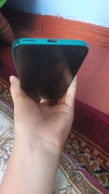 ikinci el playstation 4 oyunları: Yaşıl rəngli smartfon, tək əldə rahat istifadə üçün nəzərdə tutulmuş — 1