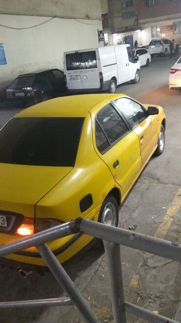 çirkab su maşını: Peugeot 405 (İran istehsalı – Samand/IKCO bazalı sedan) – sarı rəngdə — 5