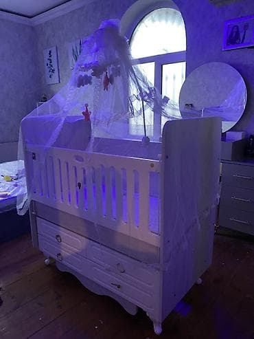 Oğlan və qız üçün, Dördbucaq, Beşik, Matras ilə, Yellənmə mexanizm ilə