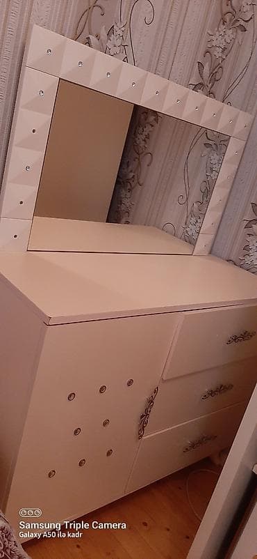 yumru masa: Krem rəngində makiyaj/çəkmə masası dəsti. tumba 2 ədəddi. - Geniş — 1