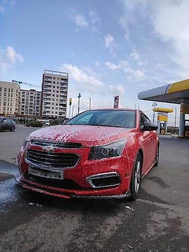 sport disk: Chevrolet Cruze sedan – parlaq qırmızı rəngdə, tam bədən kiti və idman — 3