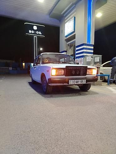 qirmizi 07: VAZ 2107, ağ rəng, sedan kuzov. Xarici görünüş: - Klassik “07” — 6