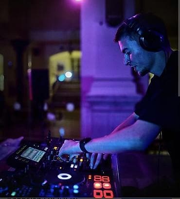 DJ xidməti – peşəkar səhnə performansı və yüksək keyfiyyətli səs