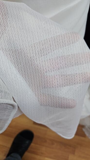 Ağ rəngli, şəffaf tül pərdə. Otağa zərif və havalı bir görünüş verir