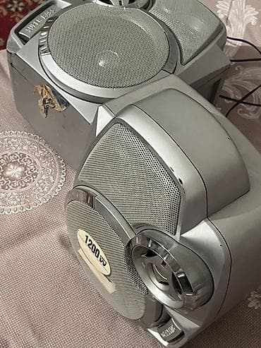 Микрофоны: İki ədəd akustik kolonka dəsti - Güc göstəricisi: 1200 W PMPO (etiket — 3