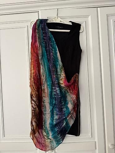 Qadın geyimi dəsti: - Qara, qolsuz, dizə yaxın uzunluqda paltar. Yan