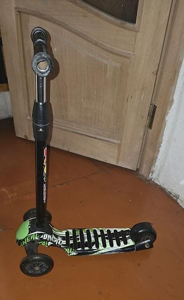 balaca moto: Uşaq skuterı – 3 təkərli - Rəng: qara-yaşıl naxışlı gövdə - Ön — 2