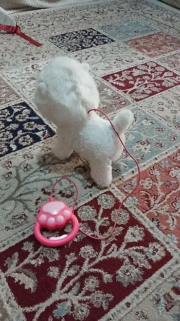 radioidarəedici robotlar: Uzaqdan idarə olunan interaktiv oyuncaq it - Yumşaq, tüklü ağ it — 3