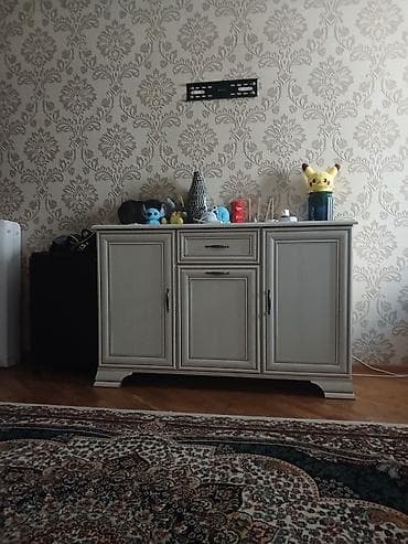 Klassik üslubda, açıq-bej rəngli üç qapılı komod/bufet. - Material — 1