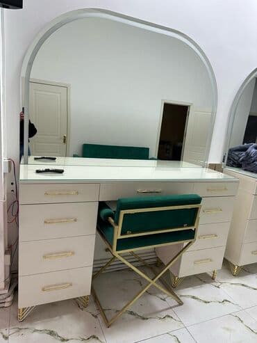 qortenziya gulu qulluq: İşlənmiş, Makiyaj üçün masa, Güzgülü — 1