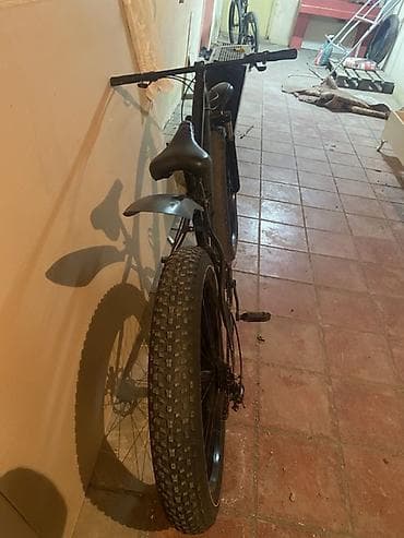 islenmis velosiped satilir: Fatbike tipli dağ velosipedi - Rəng: qara, aerodinamik, qövsvari — 3