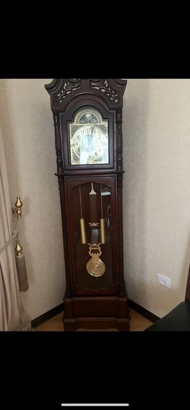 антикварные часы настенные: Oyma detalları və klassik dizaynı ilə qəhvəyi rəngli taxta divar — 1