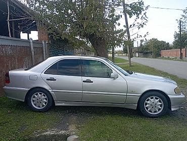 250 cc motor: Mercedes-Benz C-Class sedan (W280) – gümüşü rəng. Xüsusiyyətlər: - — 3